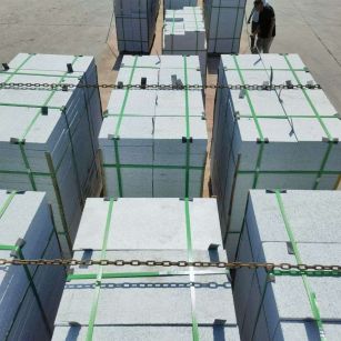 张掖 芝麻白花岗岩5公分地铺石 花岗岩厂家工厂装车日常