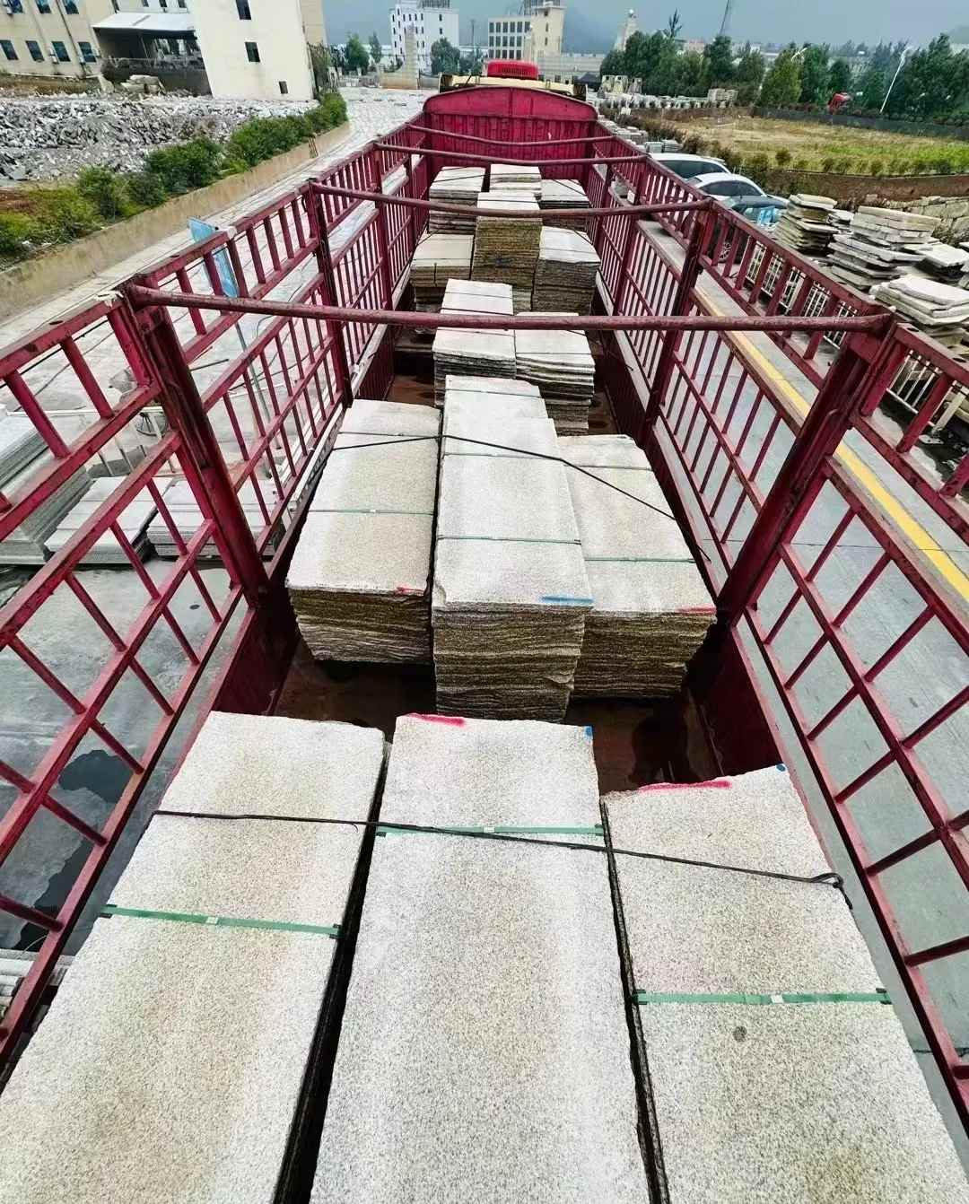 张掖 黄金麻花岗岩荔枝面，光面毛板装车完成