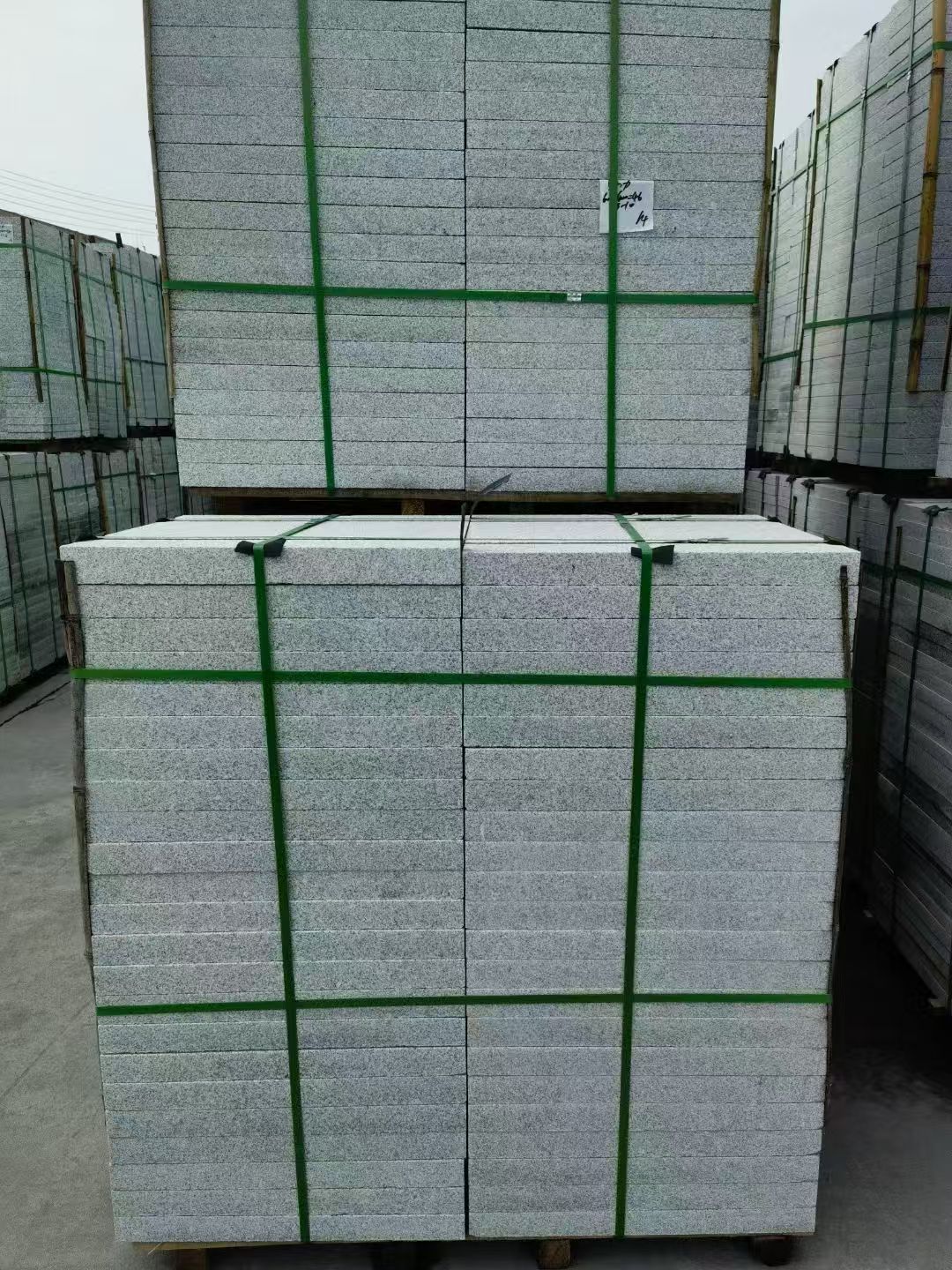 张掖 芝麻白火烧，园林广场市政工程地铺石，1.8~5.0厚均有现货