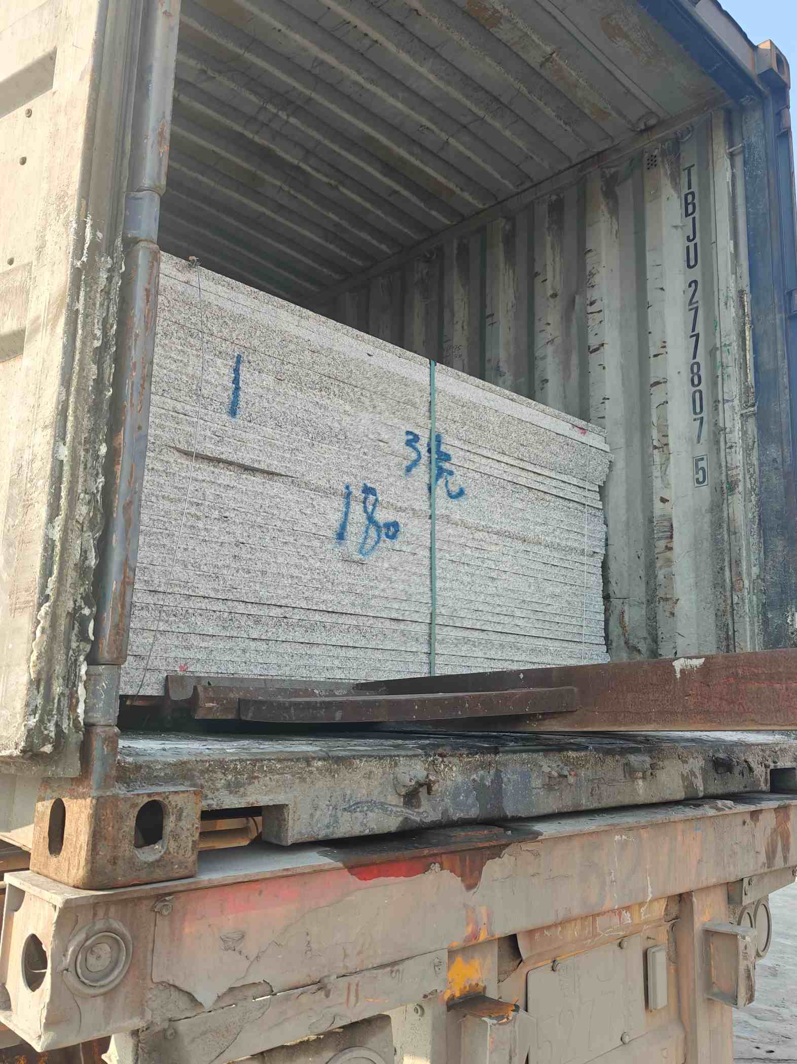 张掖 芝麻白花岗岩石材3.0公分光面毛板装柜出货