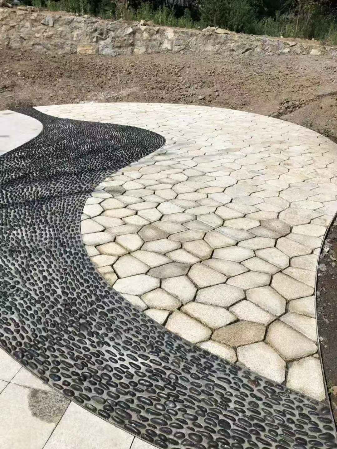 张掖 黄金麻冰裂纹地铺石工地铺装案例