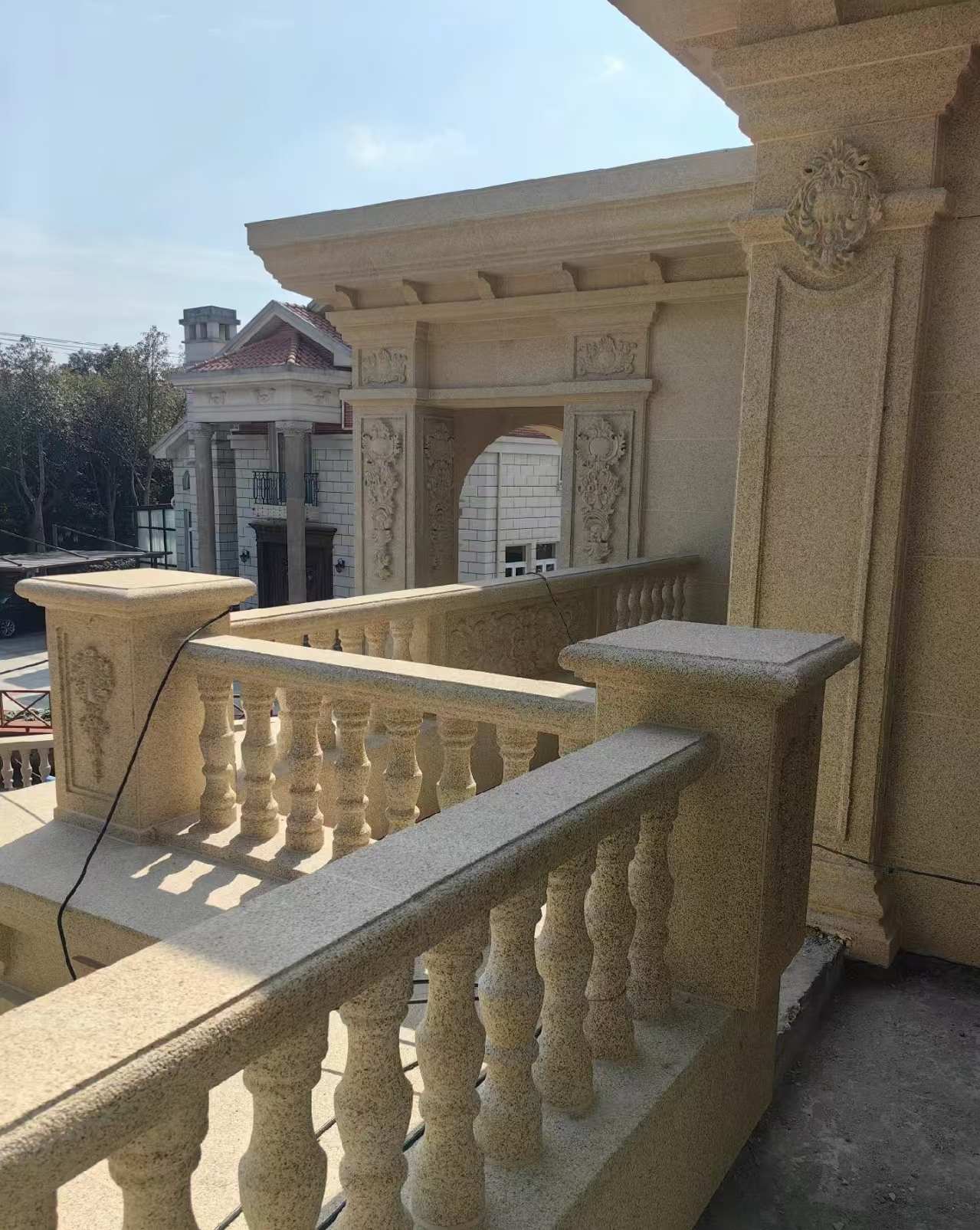 张掖 黄金麻别墅外墙干挂雕花配合阳台栏杆花瓶柱