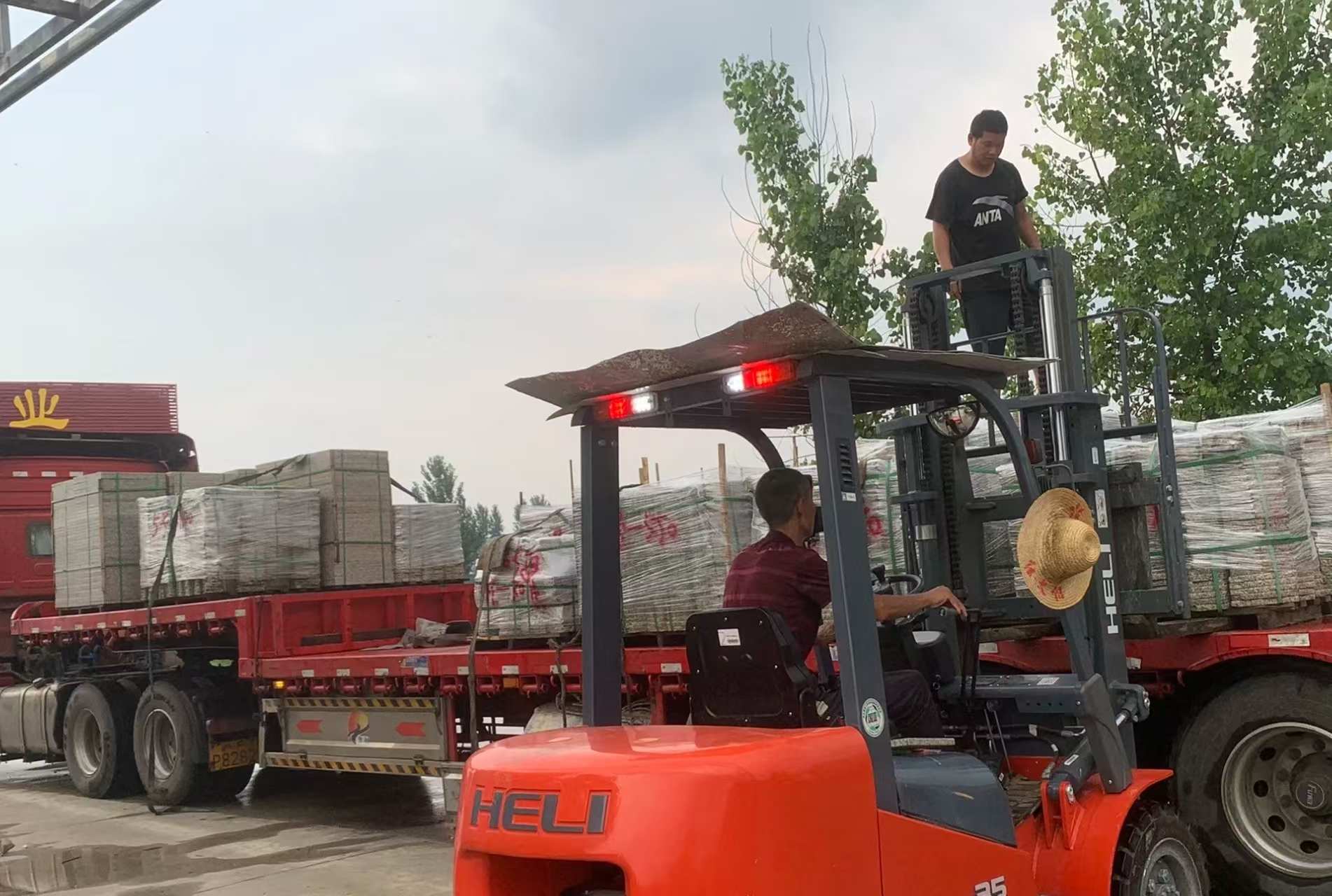 张掖 黄金麻冰裂纹，地铺石装车