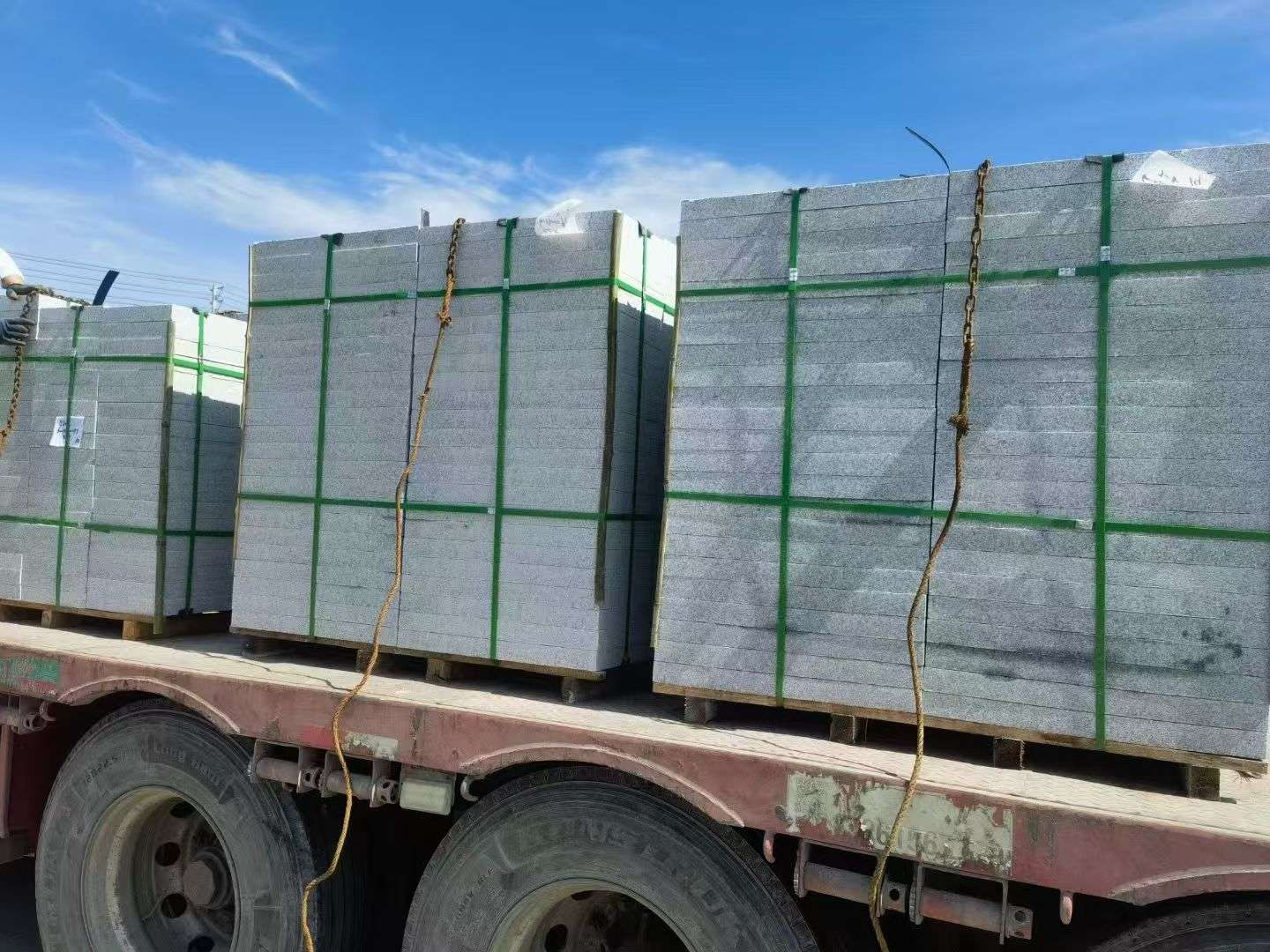 张掖 芝麻白花岗岩地铺石装车日常