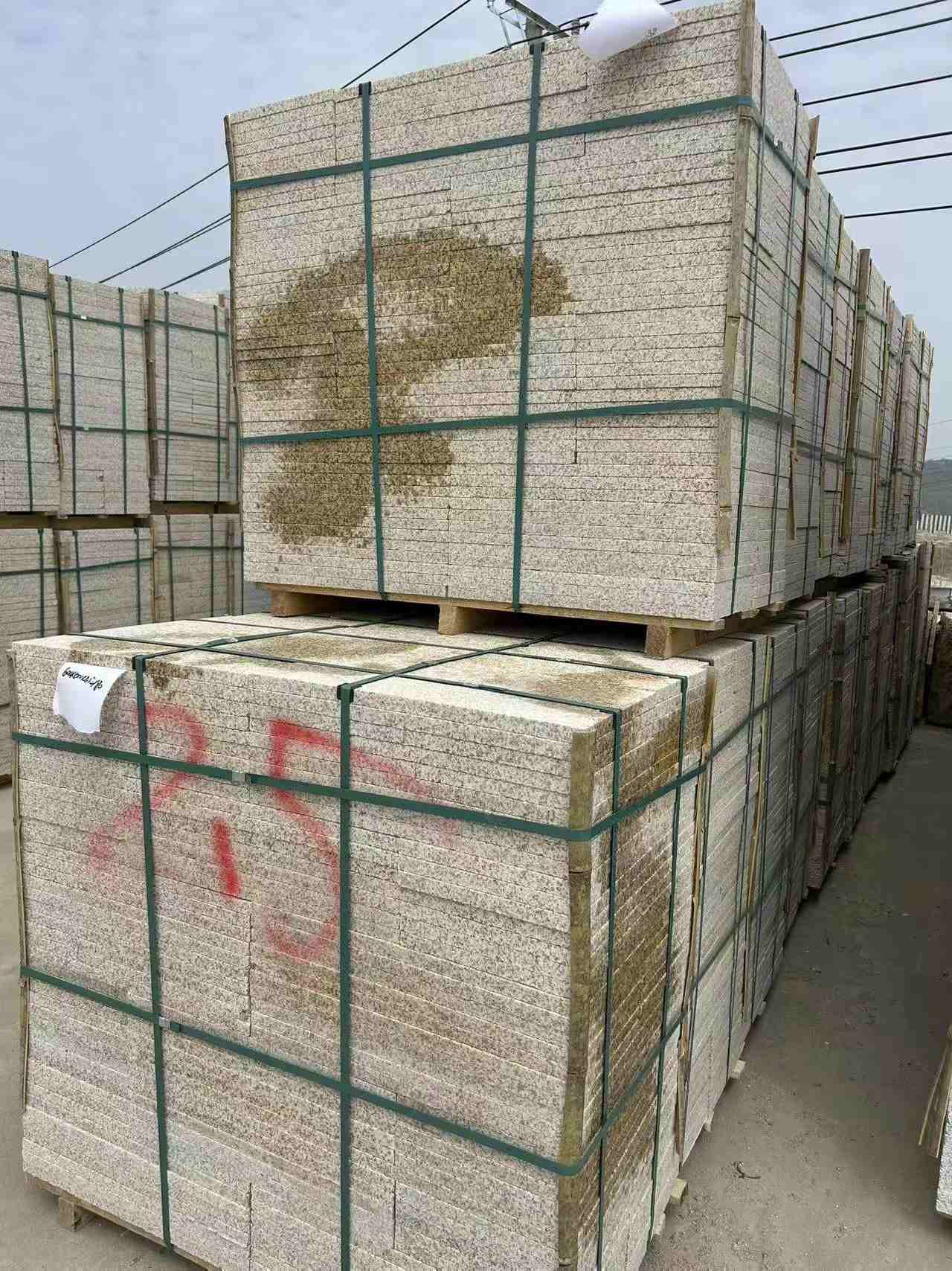 张掖 黄金麻花岗岩石材荔枝面地铺石2.5*300*600