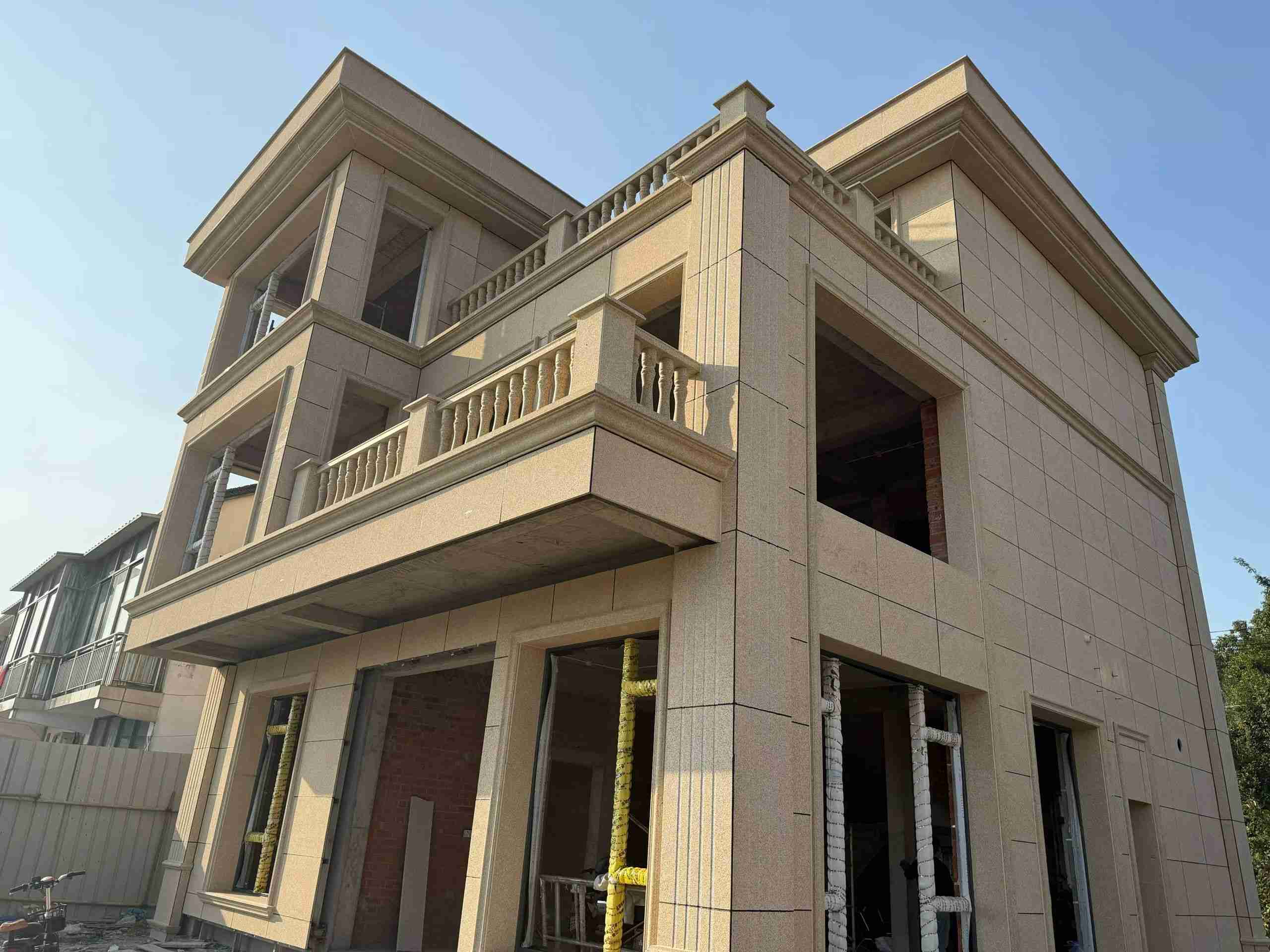 张掖 黄金麻花岗岩石材荔枝面外墙干挂效果展示