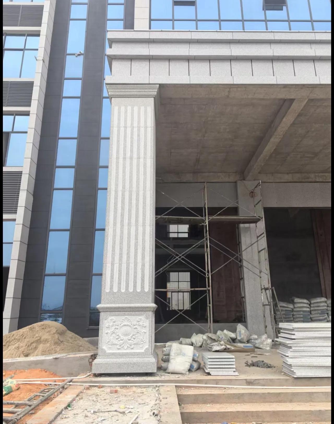 张掖 芝麻白光面花岗岩门楼大柱（罗马柱）配雕花底座