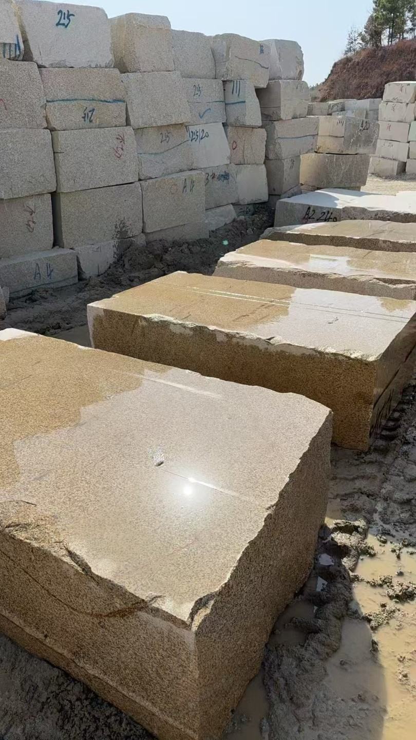 张掖 黄金麻方料堆场洗料分选中，原材料充足