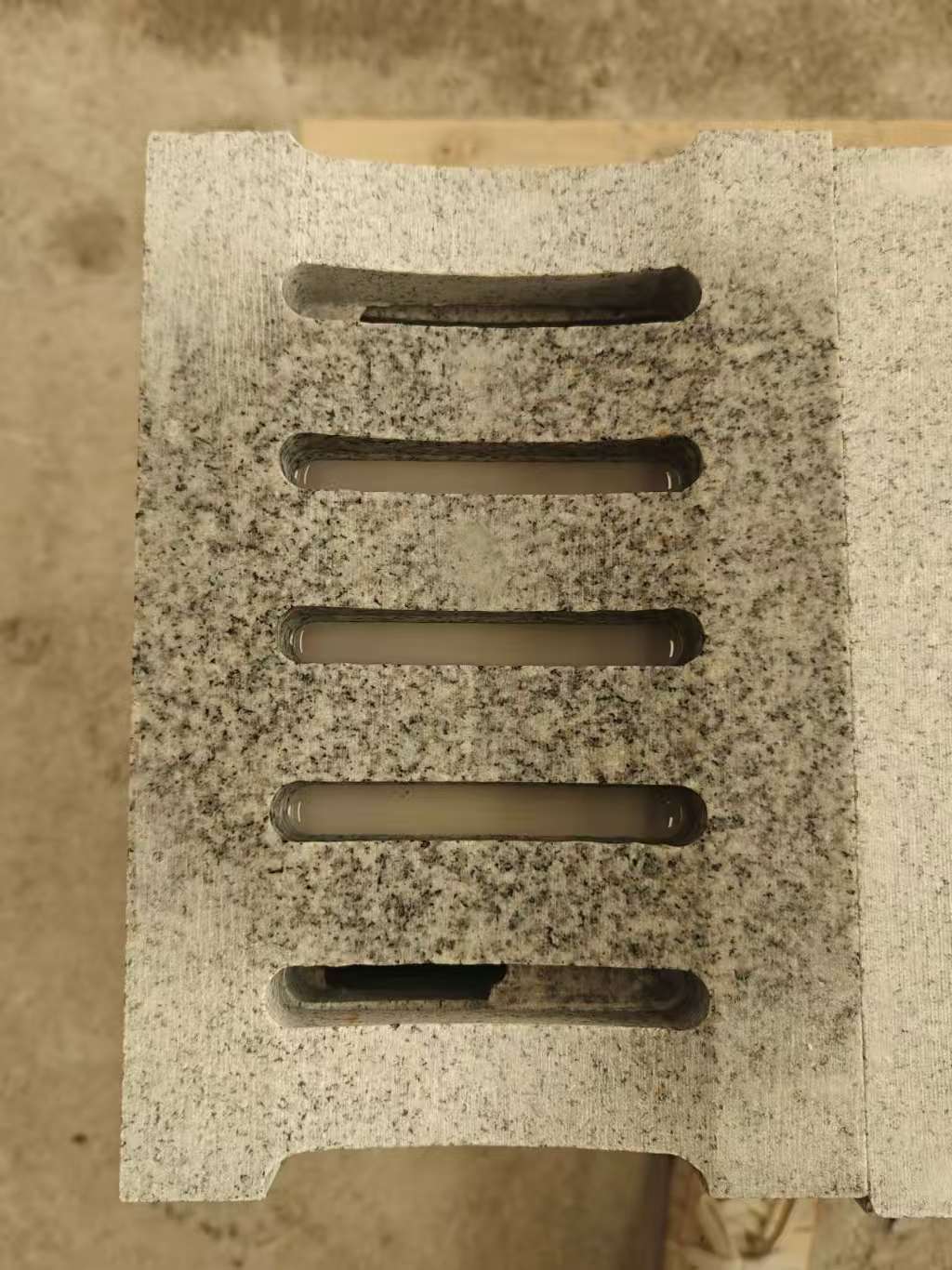 张掖 芝麻白拉丝面花岗岩U型开槽排水槽