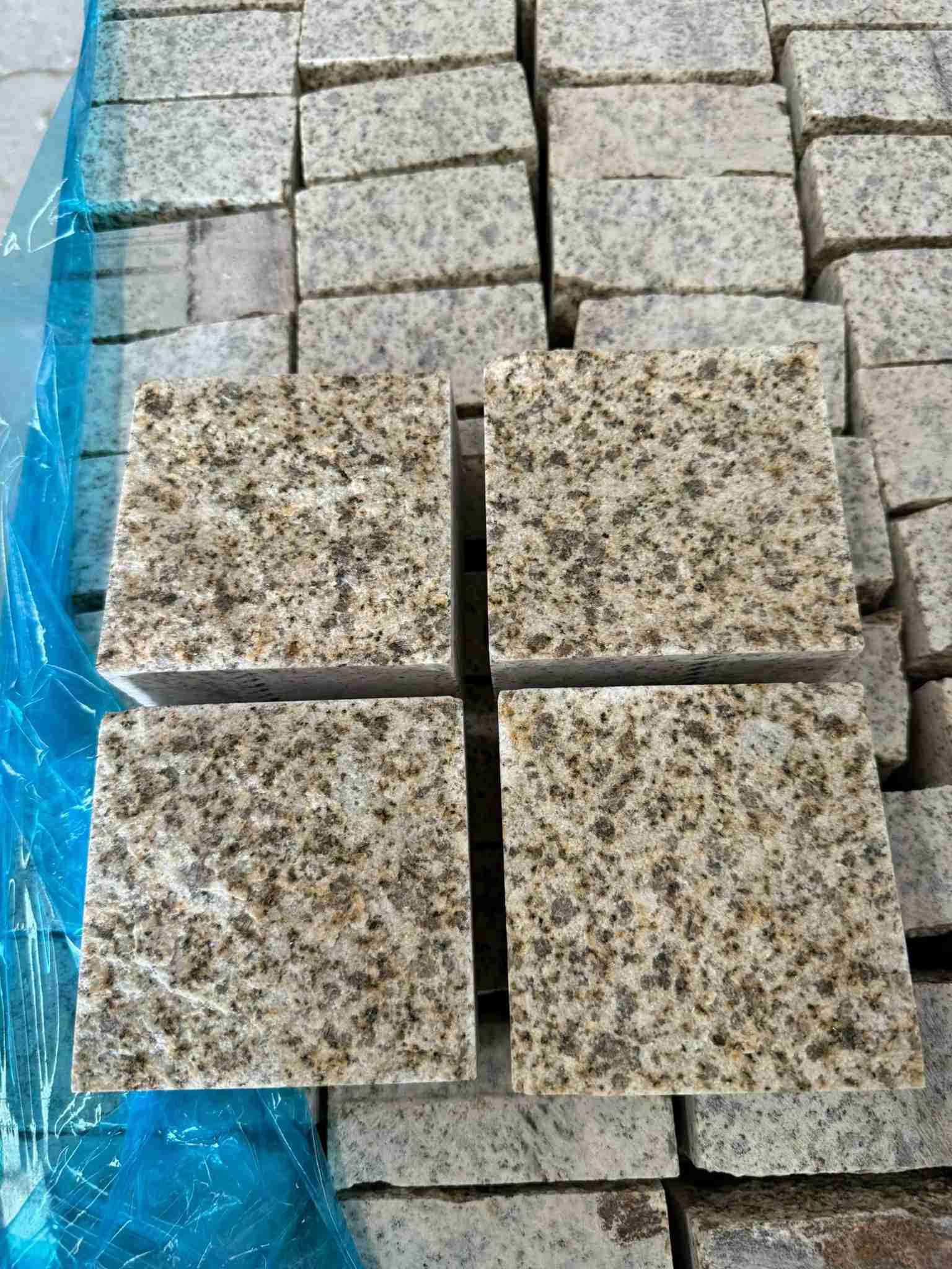 张掖 黄金麻花岗岩自然面小方块，弹石，马蹄石等