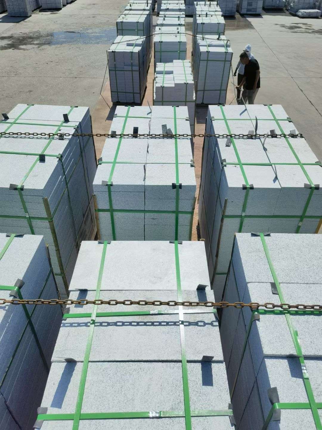 张掖 芝麻白花岗岩5公分地铺石 花岗岩厂家工厂装车日常