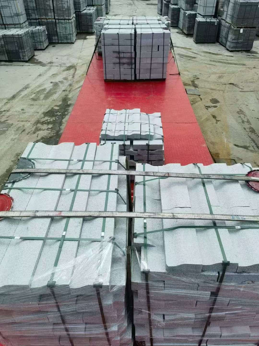 张掖 芝麻白仿形加直形路沿石出货日常