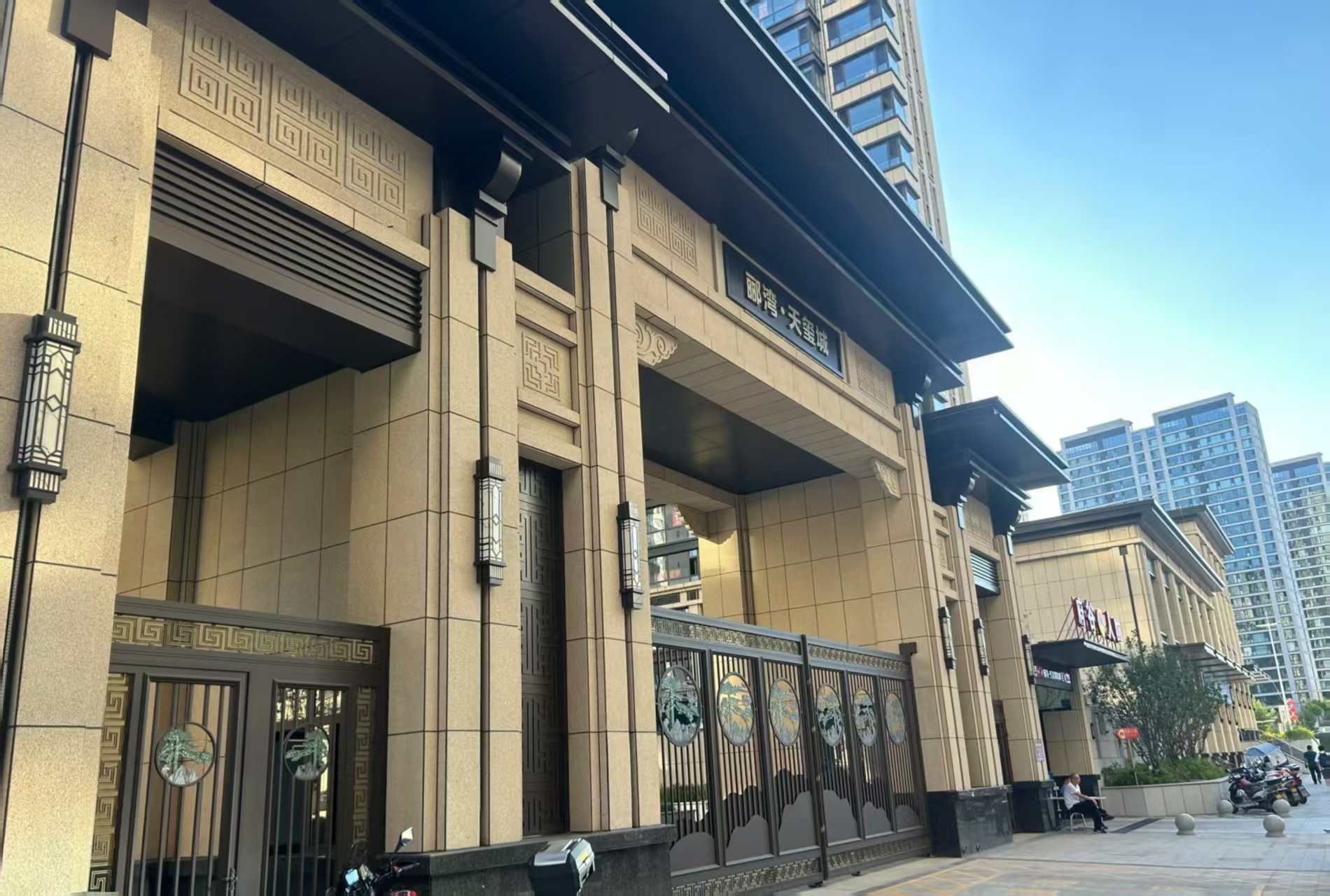 张掖 黄金麻花岗岩荔枝面小区门楼外墙干挂