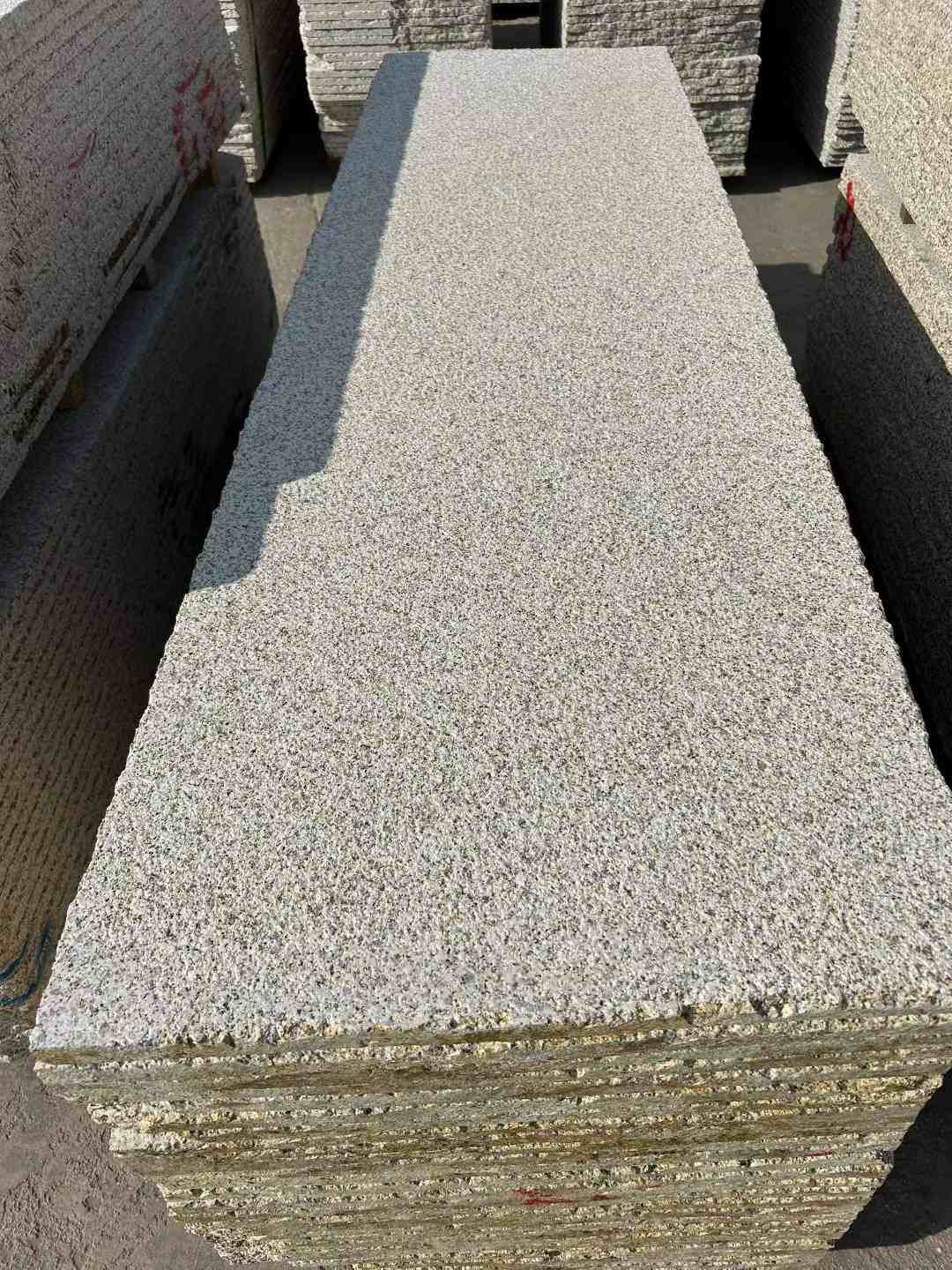 张掖 黄金麻花岗岩荔枝面毛板，半成品