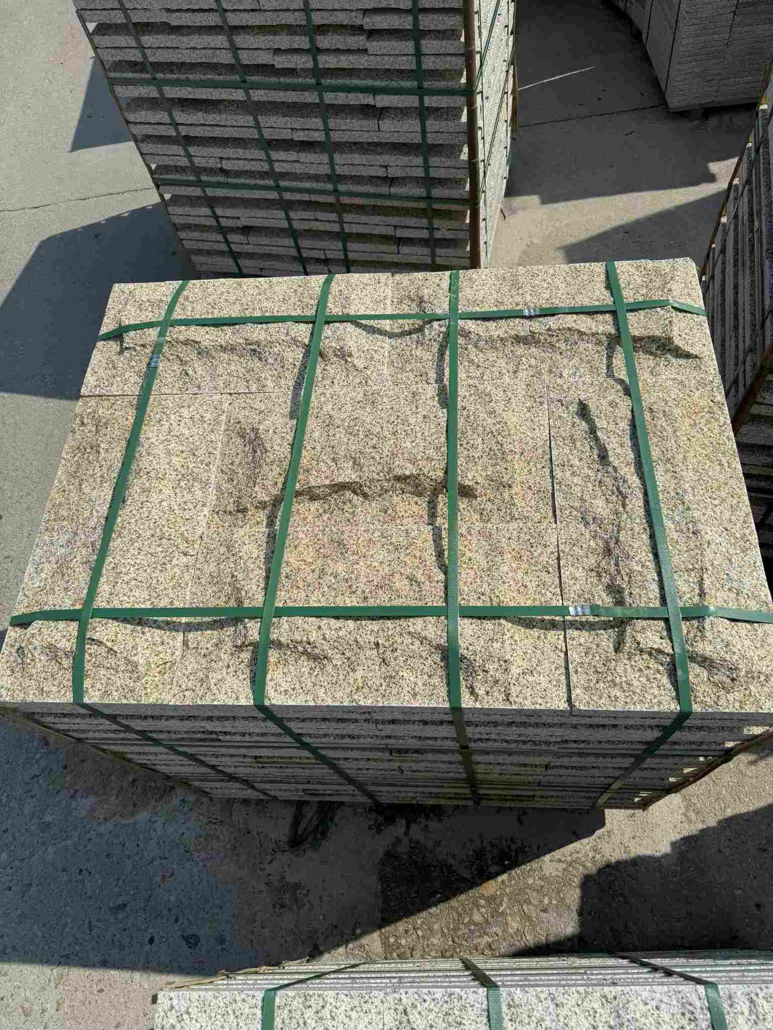 张掖 黄金麻花岗岩石材自然面蘑菇石成品