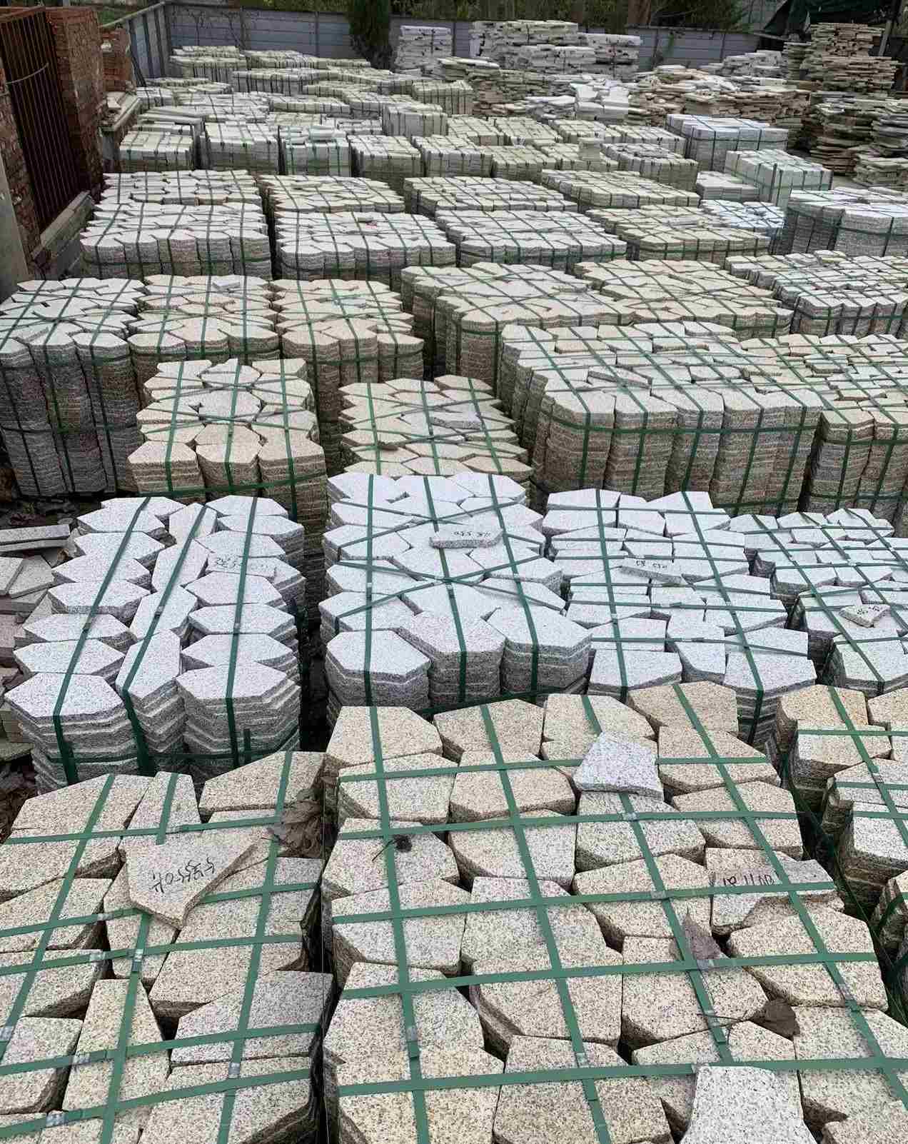 张掖 黄金麻白麻花岗岩荔枝面地铺石(冰裂纹)