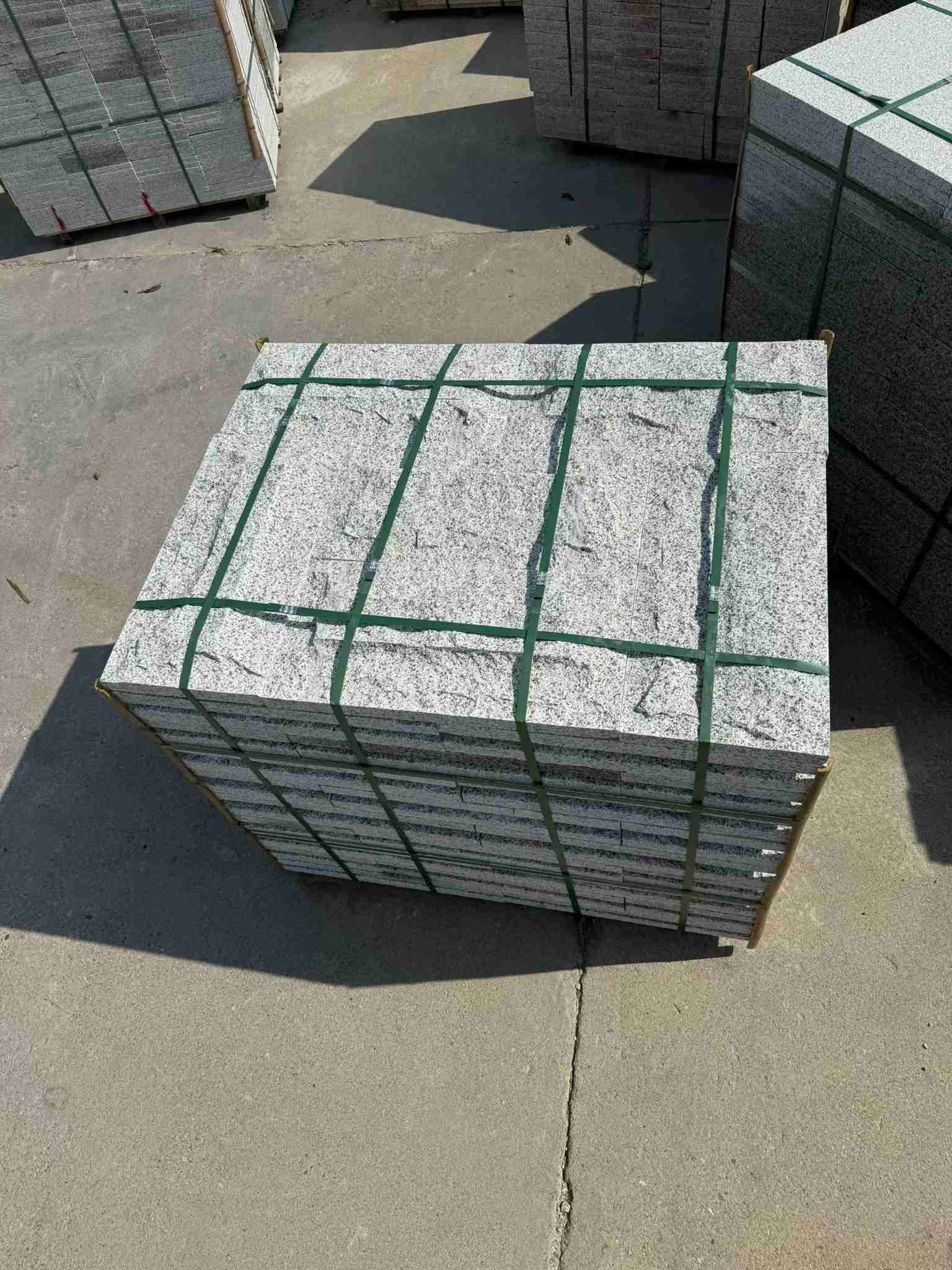 张掖 白麻花岗岩石材自然面蘑菇石成品