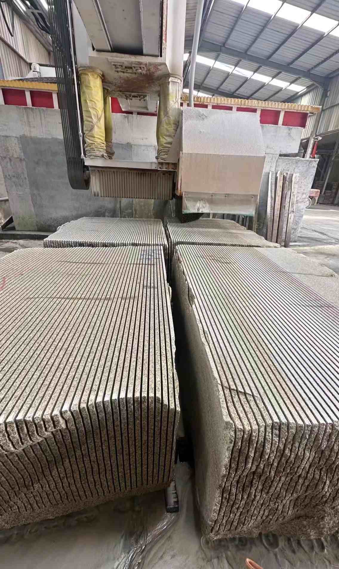 张掖 车间生产日常，黄金麻白麻花岗岩