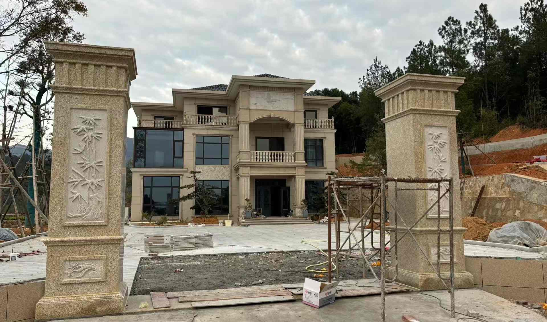 张掖 黄金麻花岗岩别墅雕花外墙干挂配上门口雕花罗马柱