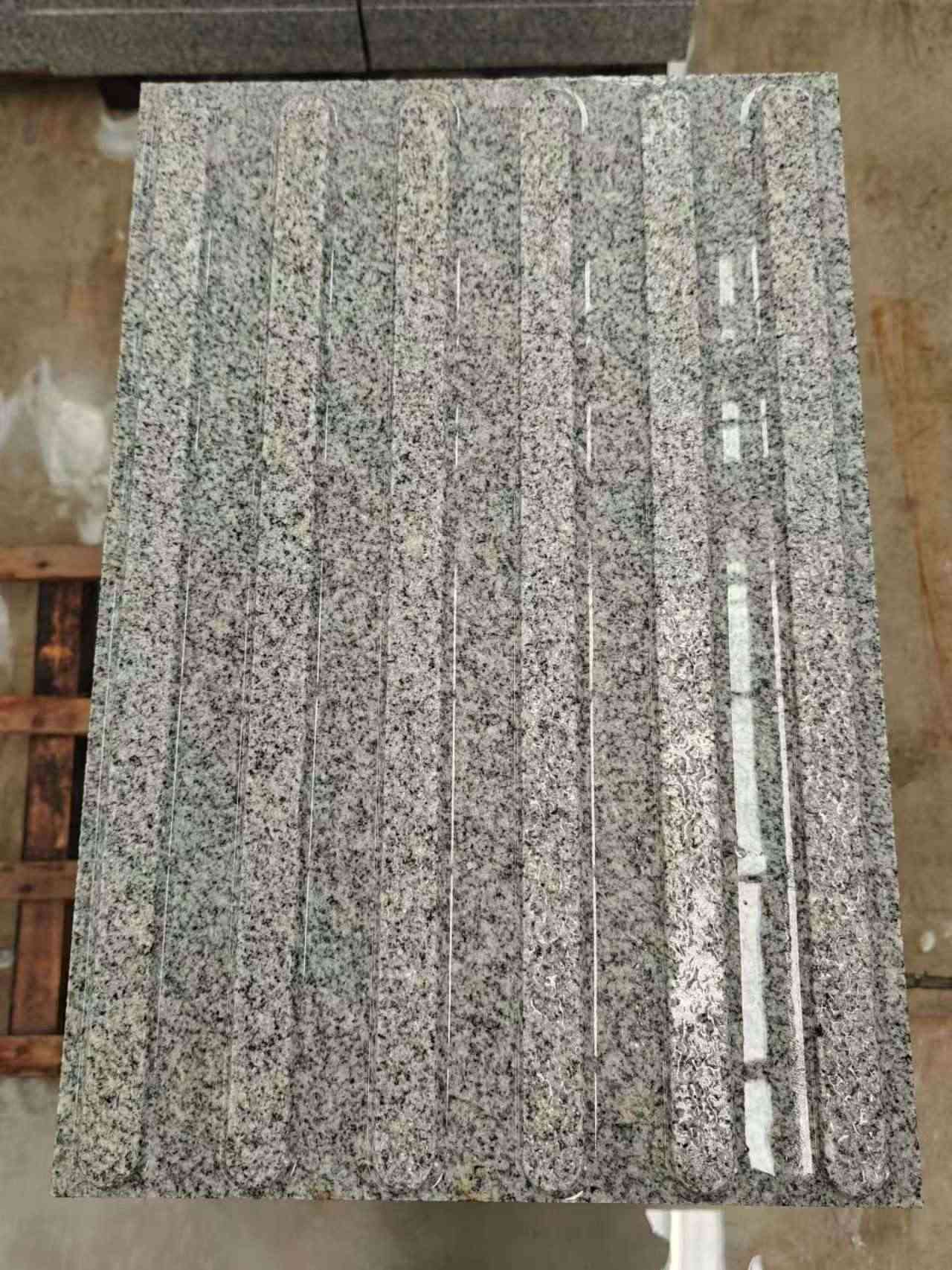 张掖 芝麻白花岗岩荔枝面雕刻盲道，盲条