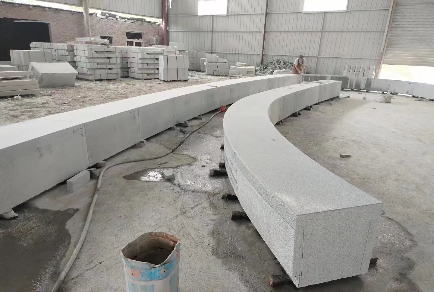 张掖芝麻白花岗岩石板材 园林光面弧形坐凳